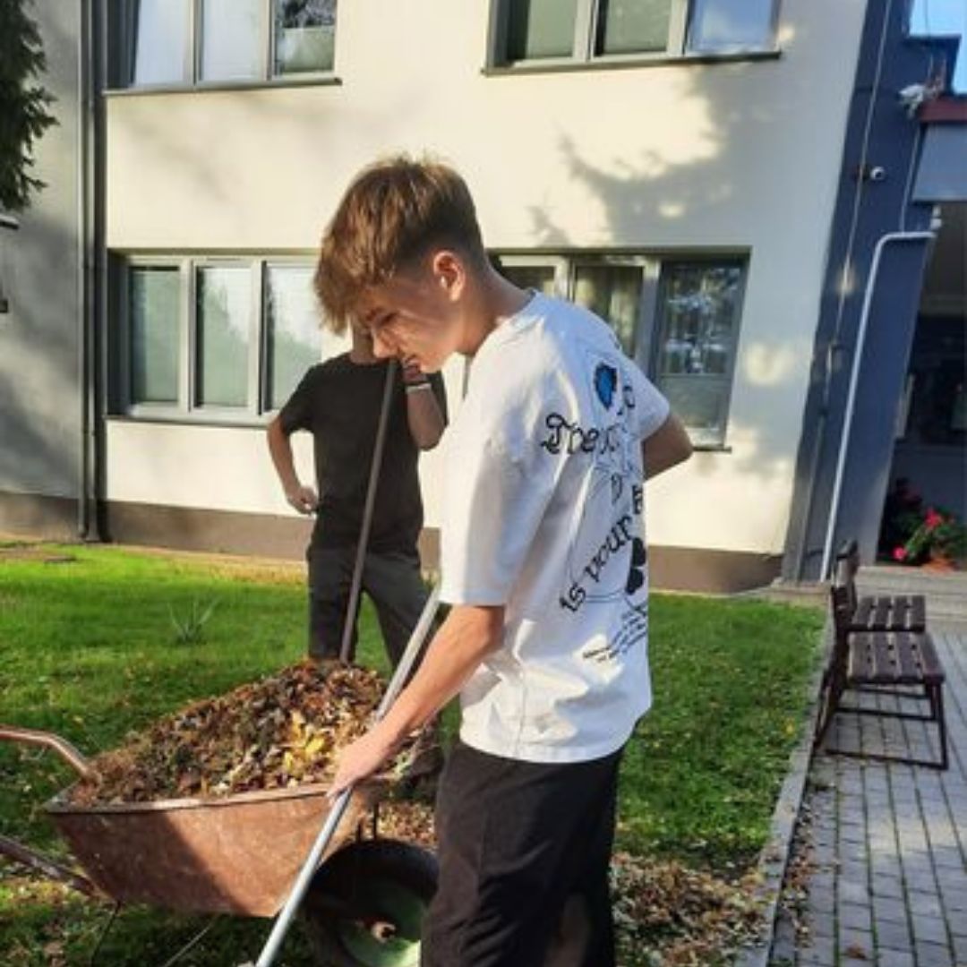 Upiększanie terenu wokół Bursy